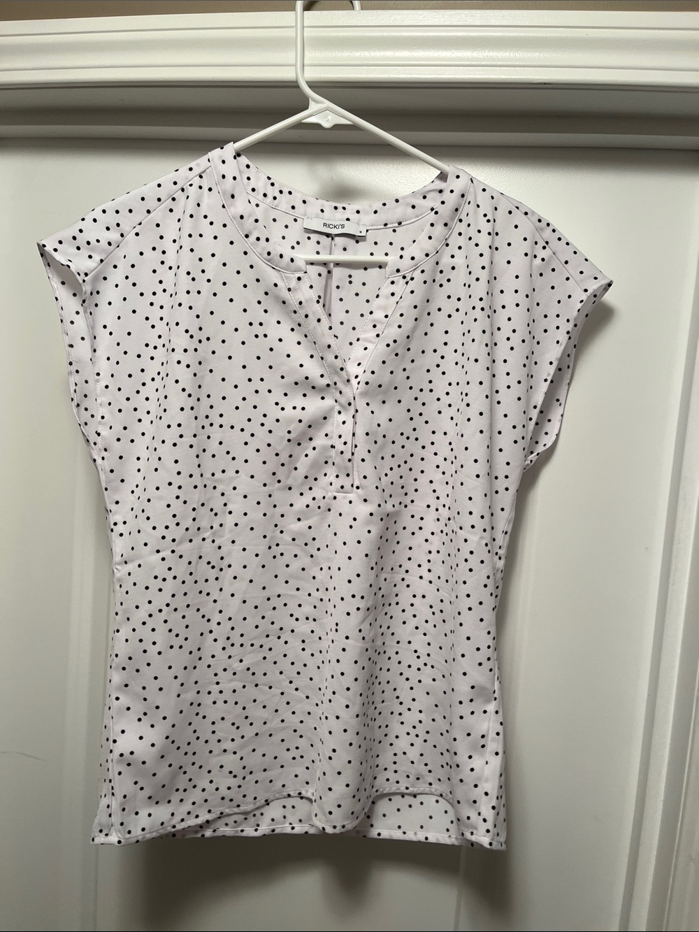 Ricki's flowy White and black Polka Dot Cap-Sleeve, split neck blouse. Small